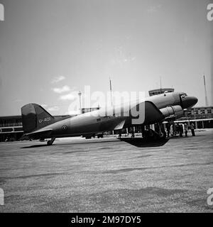 Douglas C-47 U-401 de l'armée de l'air ougandaise à l'aéroport de Dar es-Salaam en Tanzanie le 24 février 1966 Banque D'Images