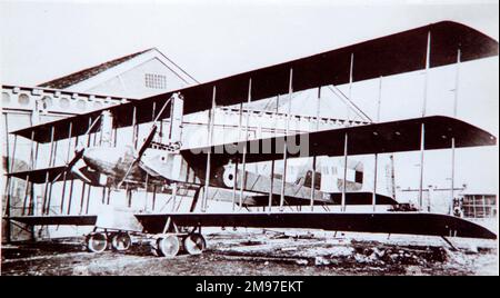 Bombardier triplan de cinq hommes Caproni Ca42, livré au début de 1918. Voir ici le numéro de série N 527 (Grande-Bretagne), exploité par le RNAS. Banque D'Images