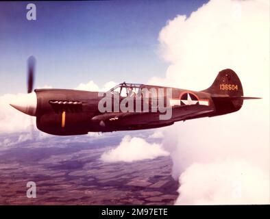 Curtiss P-40E -connu sous le nom de Warhawk aux États-Unis et de Kittyhawk dans la RAF, le type a été aimé par ses pilotes pour sa capacité à résister aux dégâts de combat. Banque D'Images