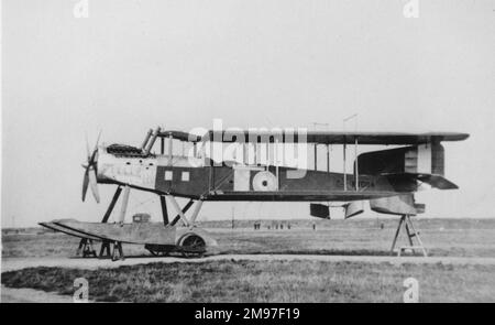 Fairey Campania, un hydravion de reconnaissance ou un hydravion-patrouille côtière de deux places, qui est entré en production au début de 1917. Il a été monté sur un chariot à roues pour le décollage du pont de vol d'un navire. Vu ici est le cinquième avion produit, numéro de série N1004, avec ses ailes rabattues pour faciliter le rangement à bord du navire. Banque D'Images