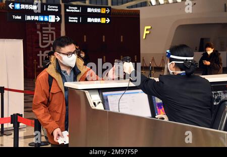 (230117) -- BEIJING, le 17 janvier 2023 (Xinhua) -- Un agent des douanes vérifie le code de suivi sanitaire d'un passager prenant le vol CZ309 de Beijing à Hong Kong à l'aéroport international Beijing Daxing à Beijing, capitale de la Chine, le 17 janvier 2023. Avec le décollage du vol CZ309 à destination de Hong Kong, l'aéroport international de Beijing Daxing a repris mardi les opérations des vols internationaux pour passagers après que la Chine ait continuellement optimisé les politiques de prévention et de contrôle des épidémies de COVID-19. En tant que nouvel aéroport de Pékin, l'aéroport international de Beijing Daxing est devenu opérationnel à Septembe Banque D'Images