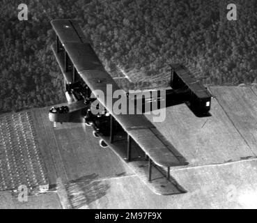 Handley page V/1500 bombardier à quatre hommes, pour la première fois en vol le 22 mai 1918, la production arrivant trop tard pour être utilisée pendant la première Guerre mondiale. Voici un modèle de production en vol, avec unité arrière révisée. Banque D'Images