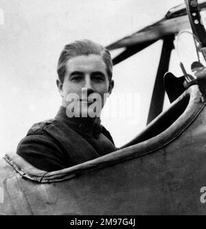 James Thomas Byford McCudden (1895-1918), ace britannique de l'air avec une note globale confirmée de 57, qui a atteint le rang de major, vu ici dans le cockpit de son Royal Aircraft Factory se 5a. Il était l'aviateur britannique le plus décoré de WW1, avec le DSO et le Bar, le MC et le Bar, LE MM et le VC. Banque D'Images