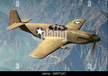 North American Aviation P-51 - NA-91 'Apache' (plus tard appelé Mustang) en vol - un combattant américain de longue portée, un siège unique et un chasseur-bombardier utilisé pendant la Seconde Guerre mondiale et la guerre de Corée. Banque D'Images
