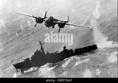 North American B-25 Mitchell -montré attaquant le destroyer japonais en avril 1945. Banque D'Images