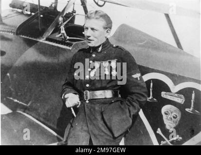 Charles Eugene Jules Marie Nungesser (1892-?1927), pilote et chasseur français. Vu ici appuyé contre son Nieuport 23, portant son emblème personnel macabre, et avec trois médailles sur son uniforme. Banque D'Images