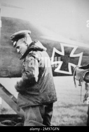 Le baron Manfred von Richthofen (1892-1918), qui a mené l'ace aérien allemand avec 80 victoires confirmées, vu ici avec son biplan Albatros C IX personnel. Banque D'Images