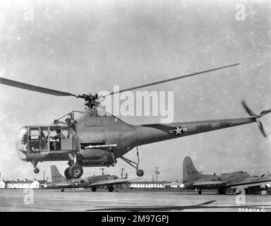 Sikorsky H-5 - l'armée de l'air américaine et la marine américaine commençaient à employer des hélicoptères pour les opérations de sauvetage à la fin de la guerre Banque D'Images