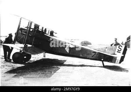 SPAD S VII, un avion de chasse français de premier plan introduit en 1916. L'emblème de la cigogne peint sur le côté l'identifie comme appartenant au célèbre Groupe de chasse 12 commandé par Felix Brocard. Banque D'Images