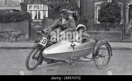 Couple avec moto et side-car dans une rue de banlieue. Banque D'Images