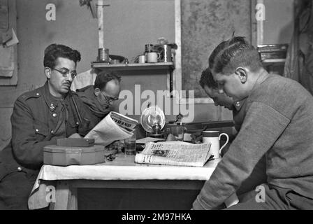 Quatre soldats se détendent dans une cabane de l'armée. Banque D'Images