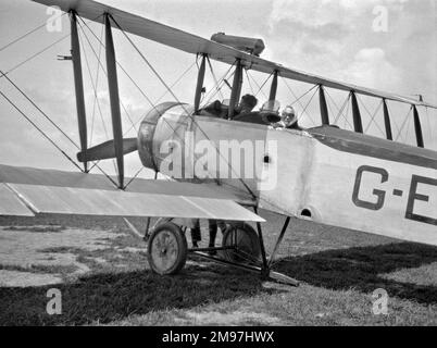 Homme et femme en biplan sur un aérodrome. Banque D'Images