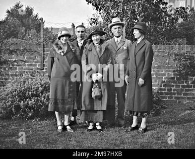 Un groupe familial de cinq personnes, posant pour leur photo dans un jardin. Banque D'Images