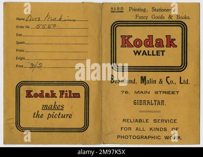 Portefeuille de films photographiques, publicité de Kodak film, avec le nom et l'adresse du développeur, Beanland, Malin & Co Ltd, 76 main Street, Gibraltar. Le nom du client est Mme Makins, et le coût du développement est de trois shillings et de deux. Banque D'Images