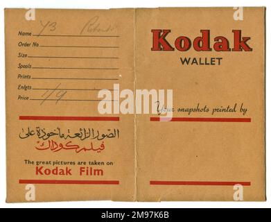 Portefeuille de films photographiques, publicité de film Kodak, avec quelques mots en arabe. Le nom du client est Roberts, et le coût du développement est un shilling et une ninepence. Banque D'Images