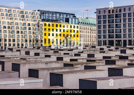 Vue sur les maisons et les blocs de béton du Mémorial de l'Holocauste à Berlin Mitte, en Allemagne Banque D'Images