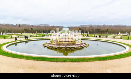 Versailles, France - décembre 28 2022 : vue panoramique sur le jardin et la fontaine du château de Versailles Banque D'Images