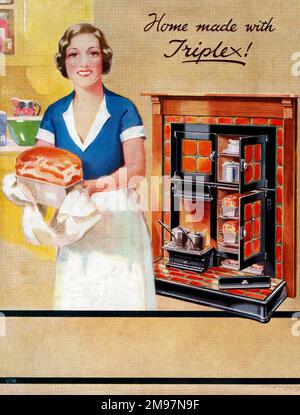 Un cuisinier produit fièrement un pain - un autre morceau de cuisine réussi en utilisant son Triplex Garte / gamme. 'Fait maison avec Triplex!' Banque D'Images