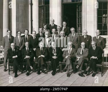 Le Conseil 1974-1975 de la Royal Aeronautical Society sur la terrasse au numéro 4 de Hamilton place, 24 avril 1975. Banque D'Images