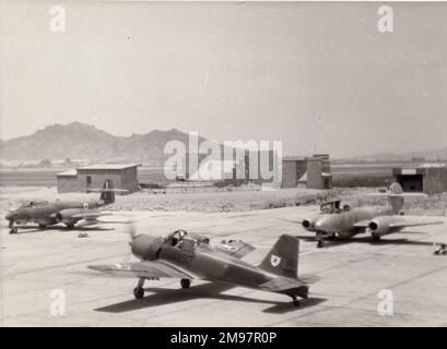 Ex-RAF armé chasse P56 Provost Mk52 du Sultan de l'Armée de l'Air d'Oman avec, de gauche à droite, Gloster Meteor FR9, WH545, et Gloster Meteor T7, WA717. Probablement à Bait Al-Falaj, l'ancien QG de la SOAF, près de Muscat (aujourd'hui construit). Banque D'Images