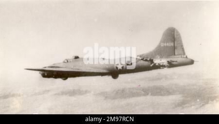 Le Boeing B-17F Flying Fortress, 41-24406, endommagé, vole après une collision aérienne avec un Messerschmitt Bf109 au-dessus de l'Afrique du Nord et réussit à retourner à sa base. Banque D'Images