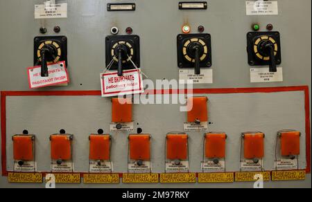 Interrupteurs bascule les contrepoids de l'électricité de commutation sur la carte de commande principale dans une salle d'opérations de contrôle du réacteur de la puissance nucléaire de Tchernobyl Banque D'Images