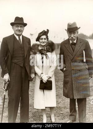 La Royal Aeronautical Society Garden Party de 1938 à l'aérodrome de Fairey Aviation, Great West Road, Hayes, Middlesex. De gauche à droite : M. Frederick Handley page, Mme Handley page et l'Ambassadeur de Belgique. Banque D'Images