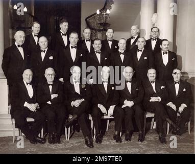 Le comité du Royal Aero Club à la maison de Londonderry, Londres. Rangée arrière à partir de la gauche : C.F. Uwins, OBE, AFC ; John Cunningham, DSO, DFC; Capt A.G. LAMPLUGH, CBE ; SANS CLIMATISATION, N.H. Woodhead, DSC, AFC; A. O’Connor, secrétaire de la Chambre; Frank Woodhead; Col R.L. Preston, CBE; Capt H.S. Large, MBE, AFC ; Major R.H. Mayo, OBE; Capt K.J.G. Bartlett; H.W.H. Moore, W. G. Metcalfe et Eric Greenwood, OBE. Rangée avant à partir de la gauche : col W.C. Devereux, CBE; Lt Col Sir Francis K. McClean, AFC; Whitney W. Straight, CBE, MC, DFC; Lord Brabazon de Tara, MC, PC; Sir Frederick Handley page, CBE; S. Kenneth Davies et Major J. STEWA Banque D'Images