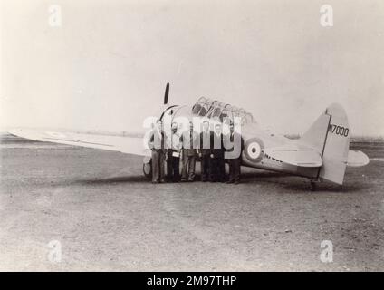 Le premier Harvard I en Amérique du Nord, N7000. Depuis la gauche : H.C. Luttman, inspecteur-responsable DE L'AIDE; Sqn LDR R. Addams, représentant de la RAF; J.H. «Dutch» Kindelberger, président, North American Aircraft; J.L. Atwood, vice-président, North American Aircraft; E.R. Breech, président du conseil d'administration, North American Aircraft et H.C.B. Thomas, RTO. Banque D'Images