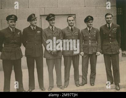 L'équipage qui a coulé le cuirassé Tirpitz. De gauche à droite : F/O Giarish, Australie ; Flt Lt Buckham, Australie ; F/O Nolan, Londres; Sq LDR A.G. Williams; F/O daniell, Canada et GT CDR J.B. Taite, le 15 novembre 1944. Banque D'Images