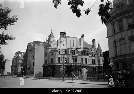 5th avenues plus bas étendu le quartier élégant de Washington Square vers le nord. Le statut supérieur a été confirmé en 1862, après que Caroline Schermerhorn Astor s'est installée à l'angle sud-ouest de la rue 34th. Cela a marqué la fin de son utilisation résidentielle pour beaucoup. Comme aujourd'hui, seuls les très riches résident sur la rue la plus célèbre de New Yworks. Banque D'Images