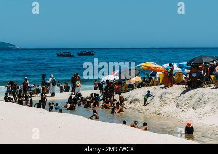 Les gens aiment jouer à côté de l'eau dans une plage bondée de Copacabana à Rio de Janeiro, Brésil Banque D'Images