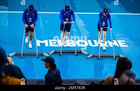 Melbourne, Australie. 17th janvier 2023. Le personnel desséché le terrain après que la pluie ait cessé pendant la deuxième journée du tournoi de tennis Open d'Australie 2013 à Melbourne, en Australie, le 17 janvier 2023. Credit: Hu Jingchen/Xinhua/Alay Live News Banque D'Images