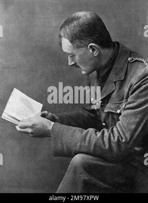 John Masefield (1878-1967), poète et écrivain anglais, vu ici en uniforme pendant la première Guerre mondiale. Il a été poète lauréat de 1930 à 1967. Banque D'Images