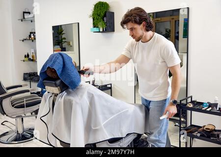 Coiffeur barbu au salon de coiffure. Banque D'Images