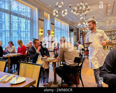 Prague, République tchèque, serveur travaillant, personnes partageant des repas dans la salle à manger, Restaurant tchèque contemporain, Hôtel de luxe, 'Zem' Banque D'Images