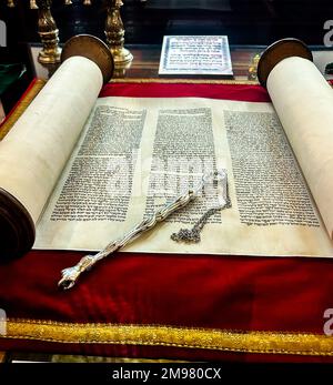 Prague, République Tchèque, détail, Livre Saint, Scroll of the Torah, exposé à l'intérieur du bâtiment religieux historique, Synagogue juive, Klaus (Klausen), angle élevé, Banque D'Images