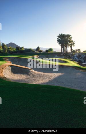 Bunker de golf sur un parcours de golf, Indian Wells, Californie, États-Unis Banque D'Images