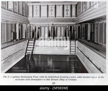 La piscine intérieure Pompeiian, entourée de vestiaires individuels, sur le paquebot de croisière canadien Pacifique, l'impératrice d'Australie. Banque D'Images