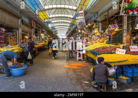 HAMADAN, IRAN - 14 JUILLET 2019 : vue d'un bazar à Hamadan, Iran Banque D'Images