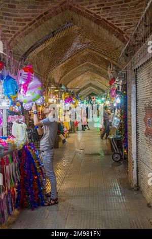 HAMADAN, IRAN - 14 JUILLET 2019 : vue d'un bazar à Hamadan, Iran Banque D'Images