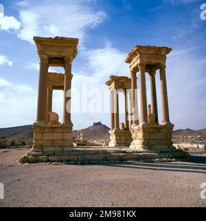 Palmyra, Syrie - le Tetrapylon avec vue sur le château de Fakhr-al-DIN al-Maani au sommet d'une colline à l'arrière. Banque D'Images