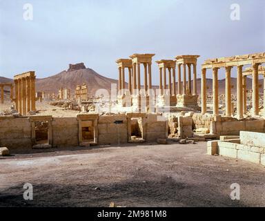 Palmyra, Syrie - le Tetrapylon avec vue sur le château de Fakhr-al-DIN al-Maani au sommet d'une colline à l'arrière. Banque D'Images