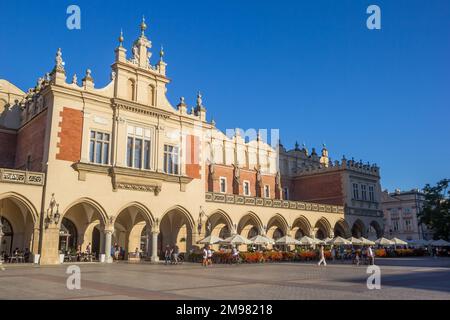 Restaurants en face de la salle du marché historique sur la place centrale de Cracovie, Pologne Banque D'Images