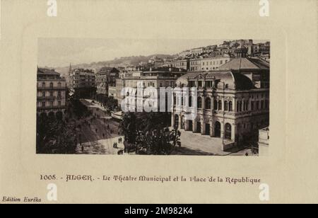 Le théâtre municipal et la place de la République, Alger. Beaucoup de personnages se promènent autour de la place, bordée de bâtiments de style colonial français (le plus important bâtiment étant le théâtre principal d'Alger). Banque D'Images