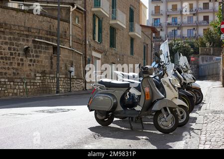 Trottinettes garées dans une petite rue à Sorrente, Italie Banque D'Images