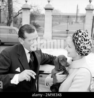 Publicité pour les cigarettes à vie -- modèles masculins et féminins (Helen Connor et Christopher Powell) avec la voiture de Facel Vega. Banque D'Images