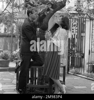 Publicité pour la clé d'or de Cadbury -- modèles masculins et féminins (Barry Trengove et Geraldine Hill) posant. Banque D'Images