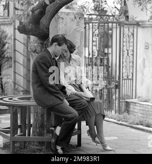 Publicité pour la clé d'or de Cadbury -- modèles masculins et féminins (Barry Trengove et Geraldine Hill) posant. Banque D'Images