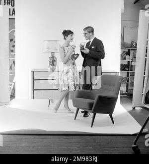 Publicité pour Nescafé -- modèles masculins et féminins (Geoffrey Jones et Geraldine Hill) posant. Banque D'Images